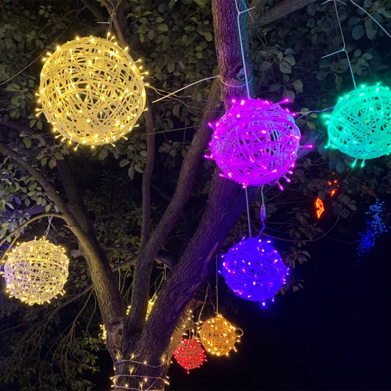 Nuevos estilos Lámpara de encuadernación de bolas Lámpara de bola colgante de plástico divisible LED Luz para Navidad Decoración de árboles al aire libre Pequeñas luces colgantes con motivos de bolas de Navidad