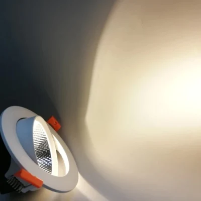 Luz de alunimun de plástico redonda blanca moderna ajustable 3000K 8W 15W 490lm 110lm LED Luz empotrada hacia abajo